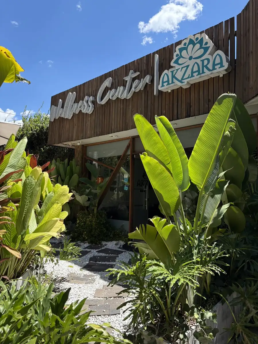 Entrada de Akzara Wellness Center, rituales inspirados en Colombia