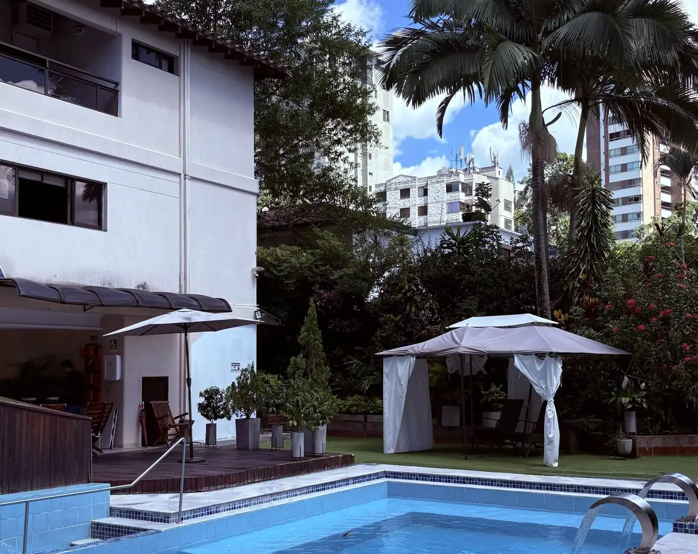 Piscina y jardín de Akzara