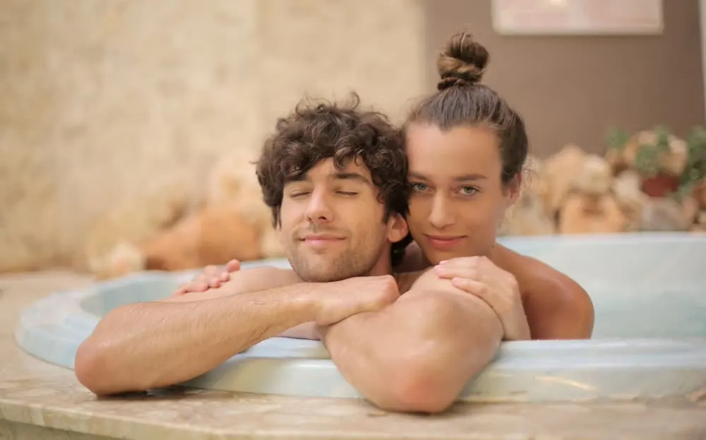 Pareja en jacuzzi al aire libre, rituales para parejas en Akzara
